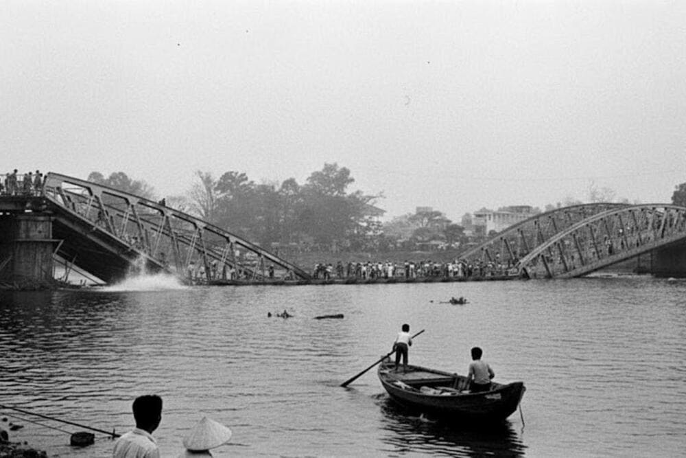 H&igrave;nh ảnh cầu Trường Tiền từng bị ph&aacute; hủy trong qu&aacute; khứ